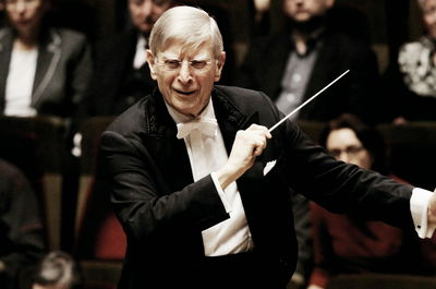 Herbert Blomstedt leder orkesteret